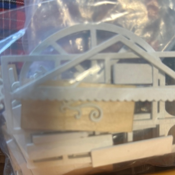 Holiday Time Green and Red Festive Decor Dollhouse Kit #8009 - Picture 12 of 14